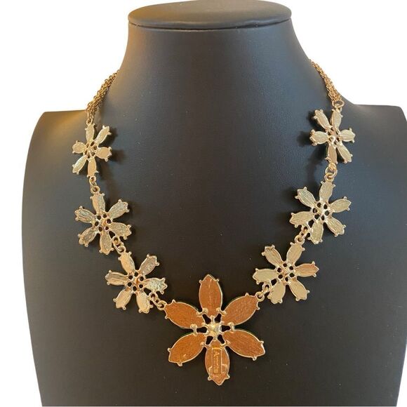 Amrita Beautiful Green Faceted Flower Necklace. - Picture 4 of 6